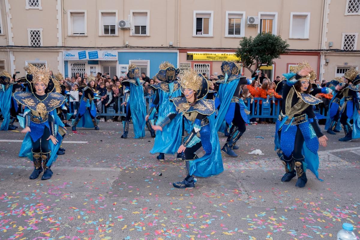 La cabalgata fallera llena de color el Port de Sagunt