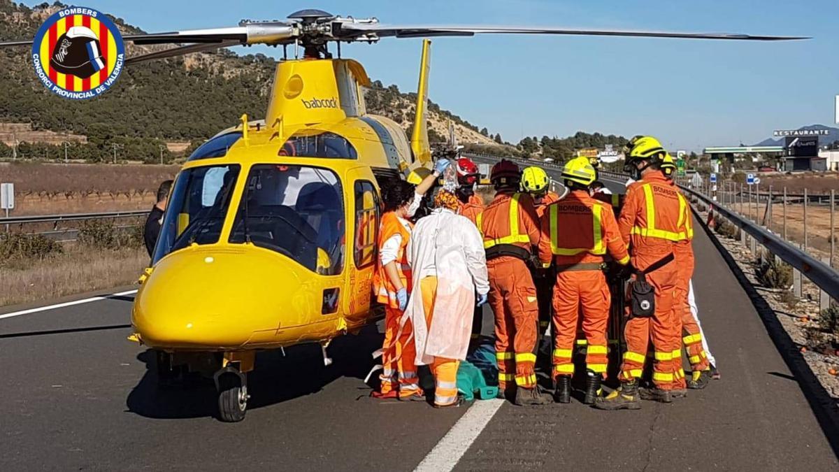 El vuelco de un camión de naranjas produce colas kilométricas en la A-7