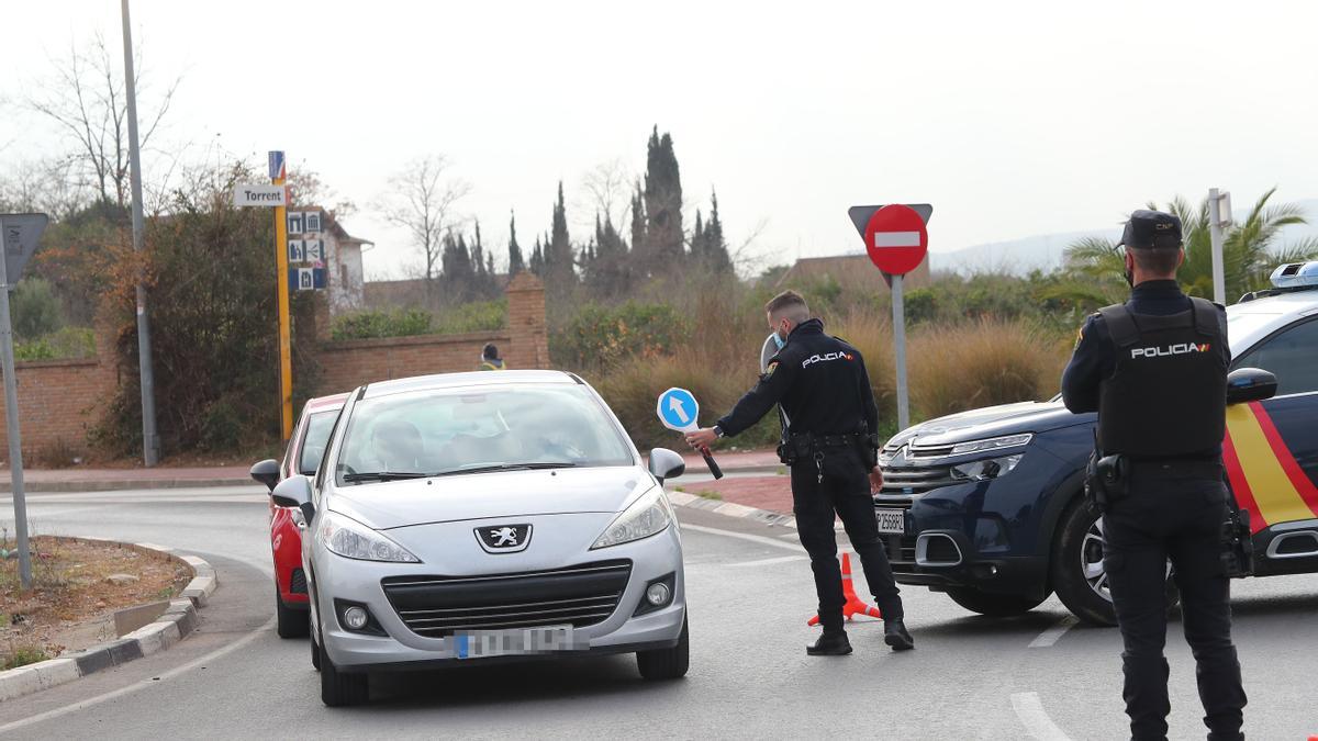 Control policial en la salid de Torrent