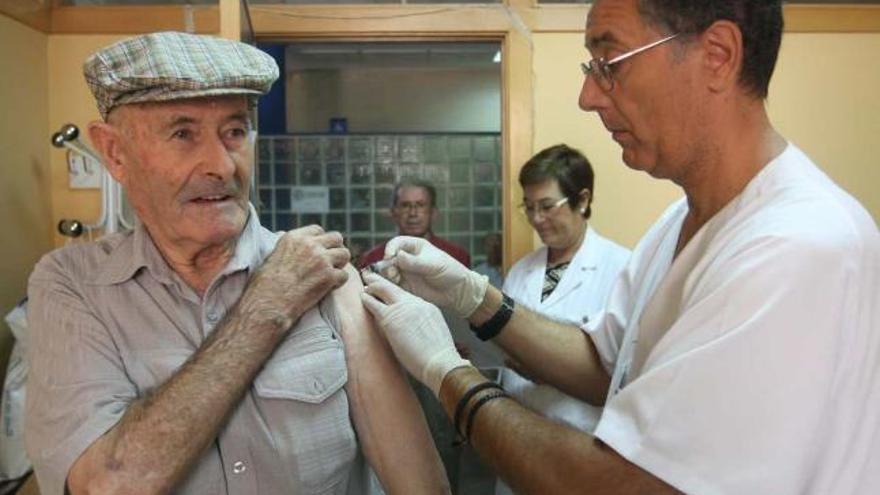 Inicio, ayer, de la campaña de vacunación contra la gripe en el centro de salud de Los Ángeles.