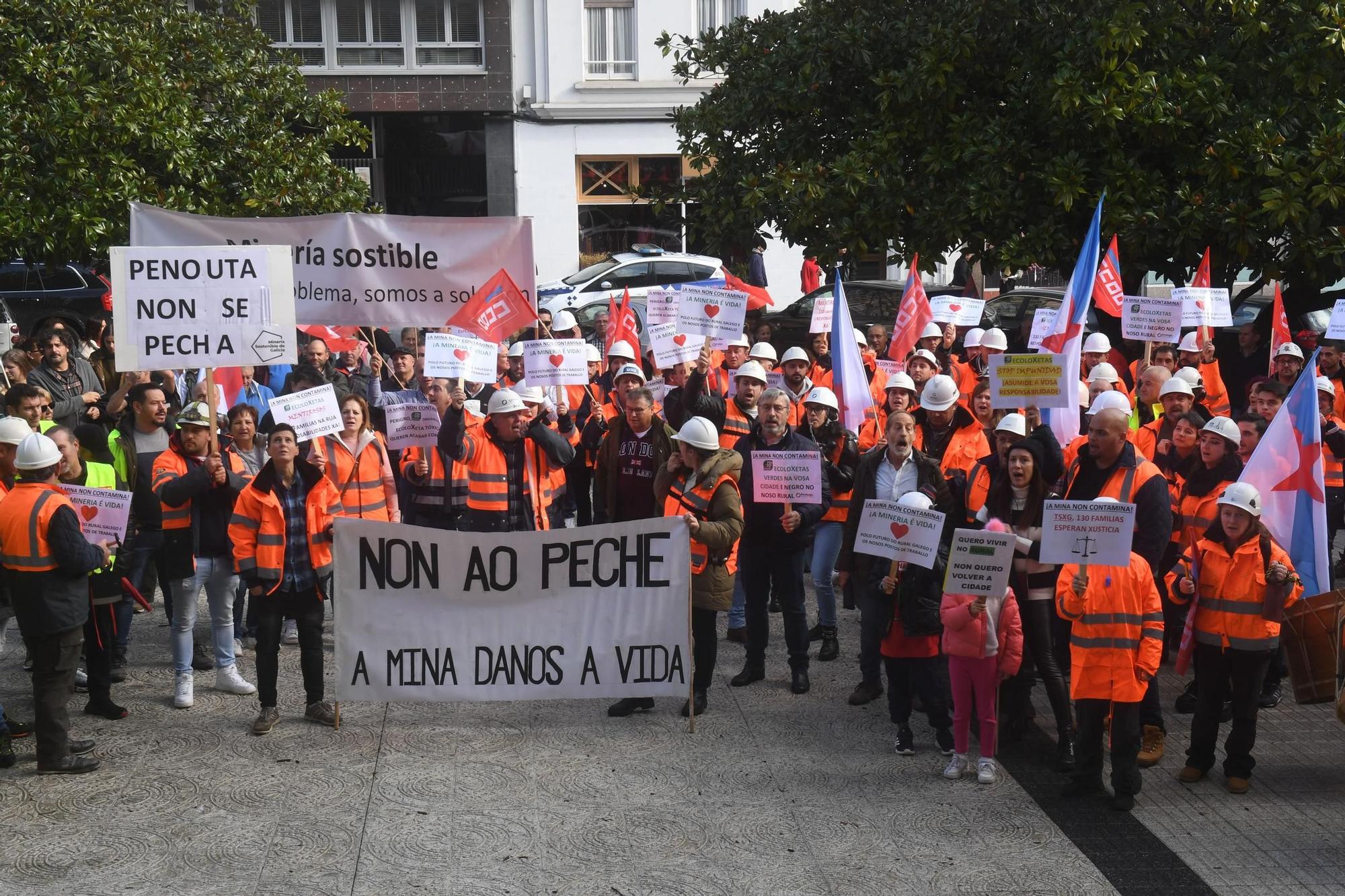 Protesta ante el Tribunal Superior de Xustiza por el cierre de la mina de Penouta, en Viana do Bolo