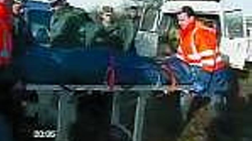 A la izquieda, traslado del cadáver, y la derecha la residencia de Manuel Calvo en Ourense.