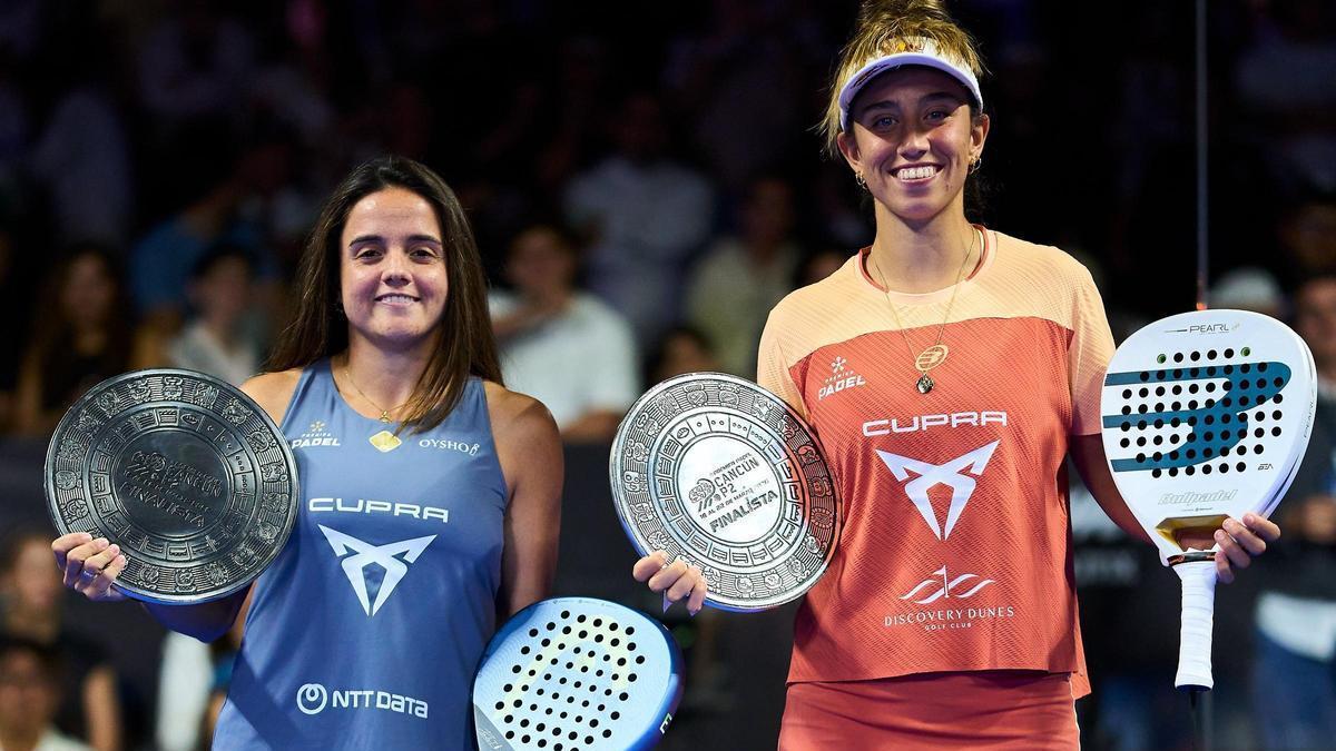 Paula Josemaría y Bea González, con el trofeo de subcampeonas en Cancún.