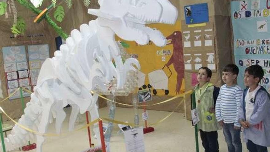 El dinosaurio T-Rex elaborado por los niños. // Santos Álvarez