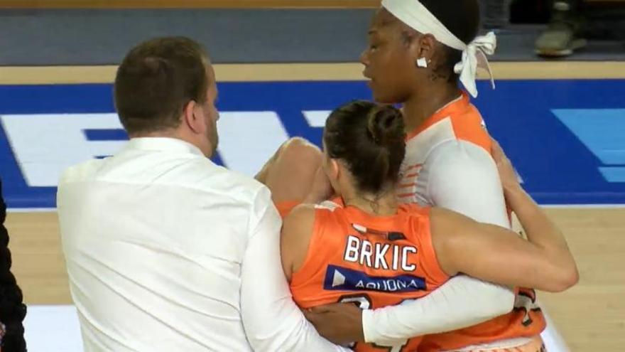 Amy Okonkwo sacó en brazos de la pista a su compañera Iva Brkic