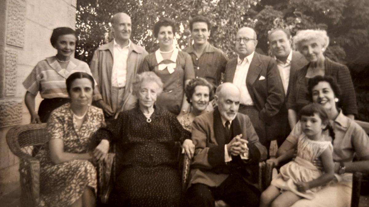 Vicente Aleixandre, junto a miembros de su familia, en una de las imágenes recuperadas del archivo hallado en una antigua maleta de piel.