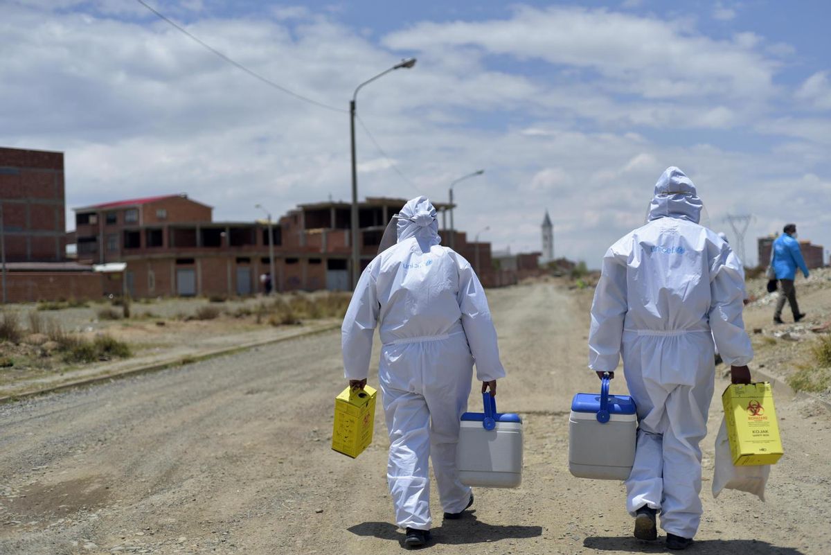 Una de las imágenes de la exposición, con dos médicos voluntarios caminando por una carretara boliviana en octubre de 2020.