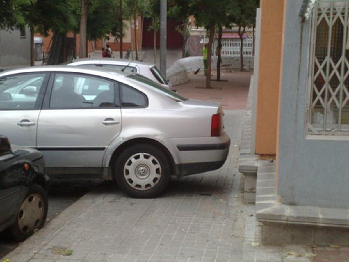 Conductors sense codi ètic.Molts ciutadans han hagut de condicionar els seus portals, comerços, bars, etcètera, per tenir accessos adequats per a les persones discapacitades que tant han de patir, dia a dia, els obstacles que comporta anar pels carrers. Per això és una llàstima el poc civisme d’alguns conductors. ¿Hi ha un codi ètic per aparcar? Sembla que per a alguns no.