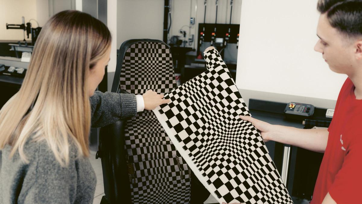 Porsche ha reeditado sus tejidos Pasha, tartán y Pepita