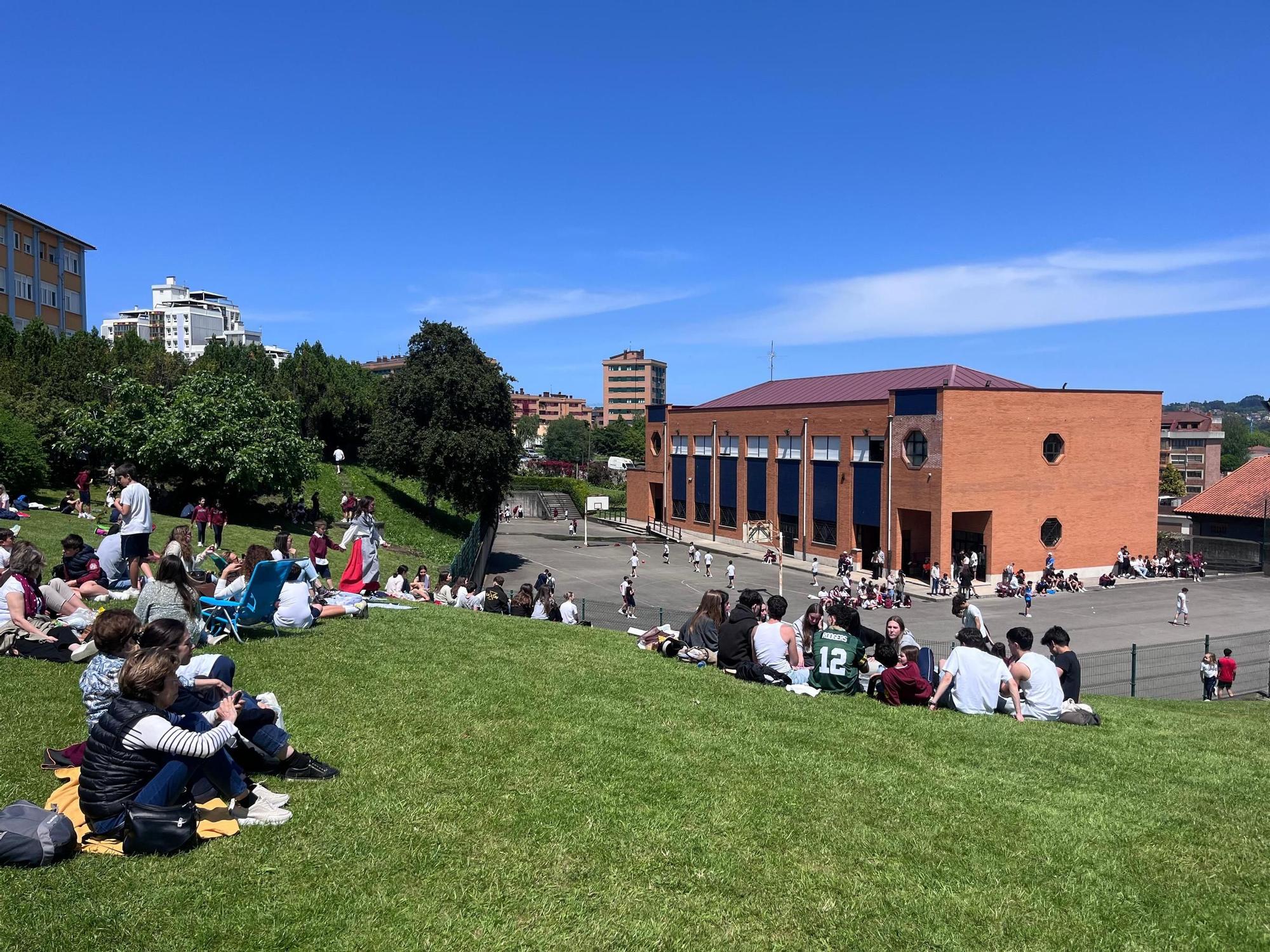 El colegio Virgen Mediadora Dominicas de Gijón clausura las fiestas por el Padre Coll (en imágenes)