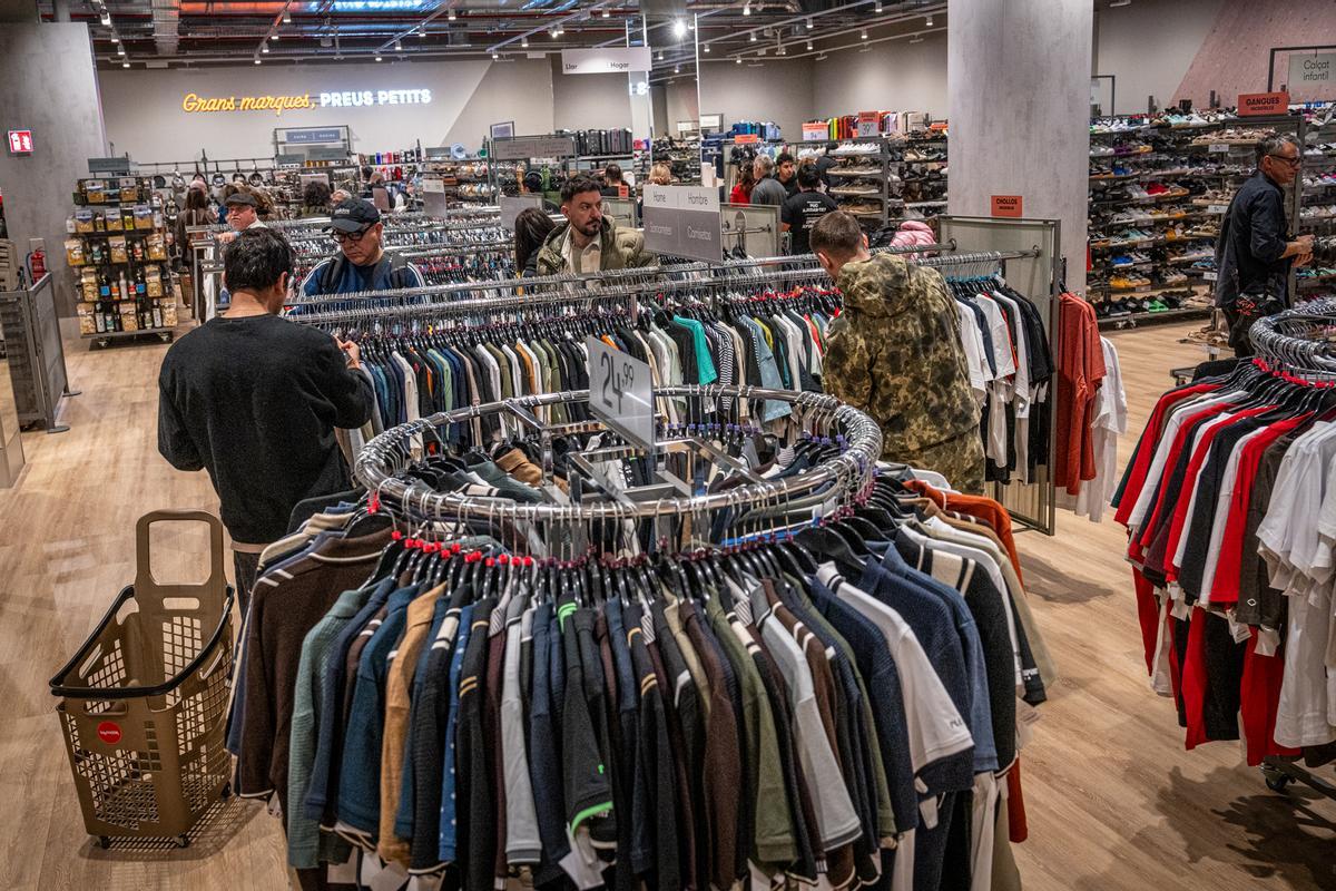 Furor y ofertas en el estreno de la primera tienda en Barcelona del outlet de grandes marcas TK-Maxx