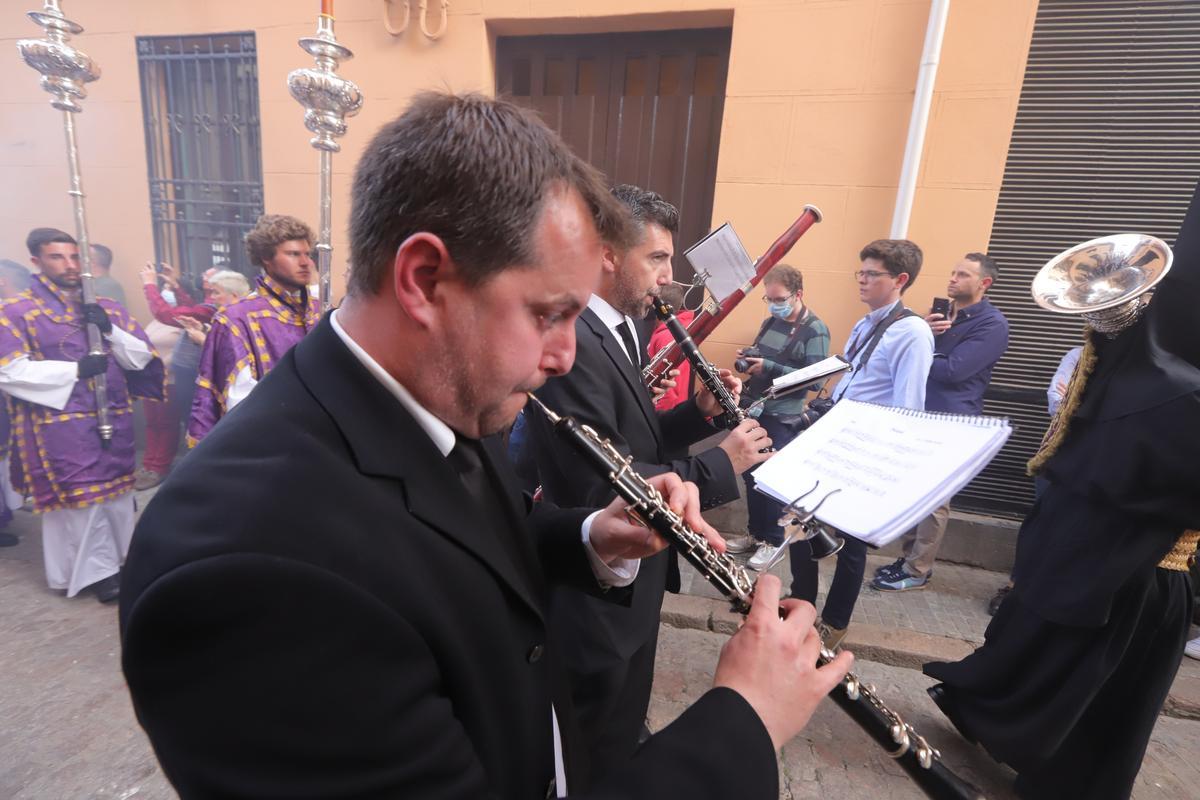 El Cristo de la Expiración se alza sobre Capitulares El Cristo de la Expiración se alza sobre Capitulares