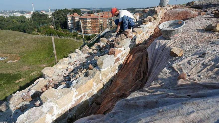 Trabajos de recuperación de la muralla oriental del castillo de Gauzón.