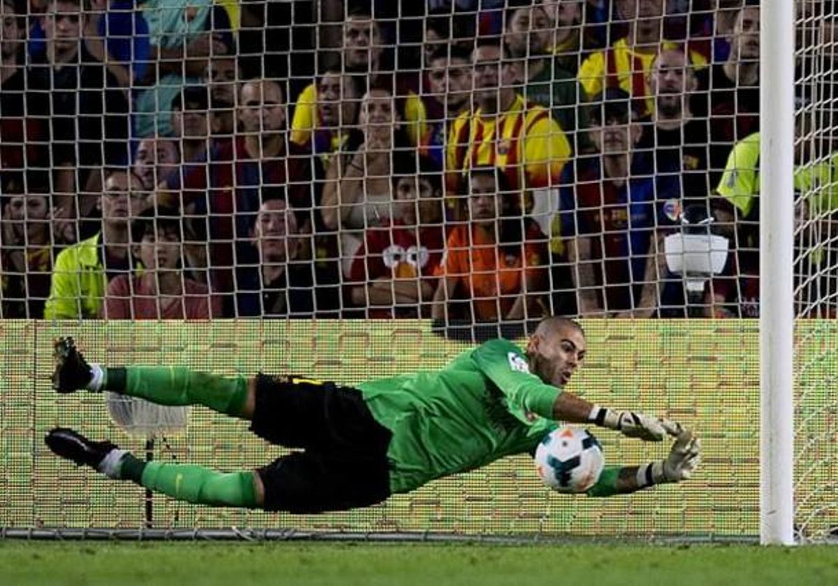 Víctor Valdés va a buscar una pilota en l’últim partit de Lliga davant l’Osasuna. Víctor Valdés va a buscar una pilota en l’últim partit de Lliga davant l’Osasuna.