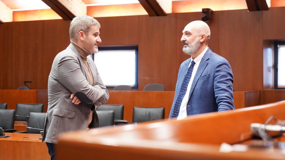 El socialista Ignacio Urquizu dialoga con el director general de Cultura, Víctor Lucea, hoy, en las Cortes de Aragón.