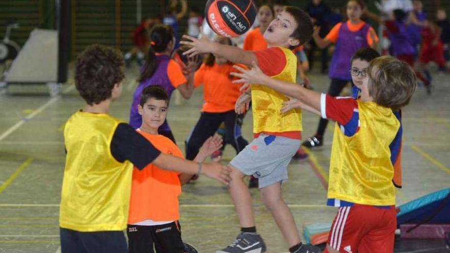 Participantes en la escuela deportiva de baloncesto. // Gustavo Santos