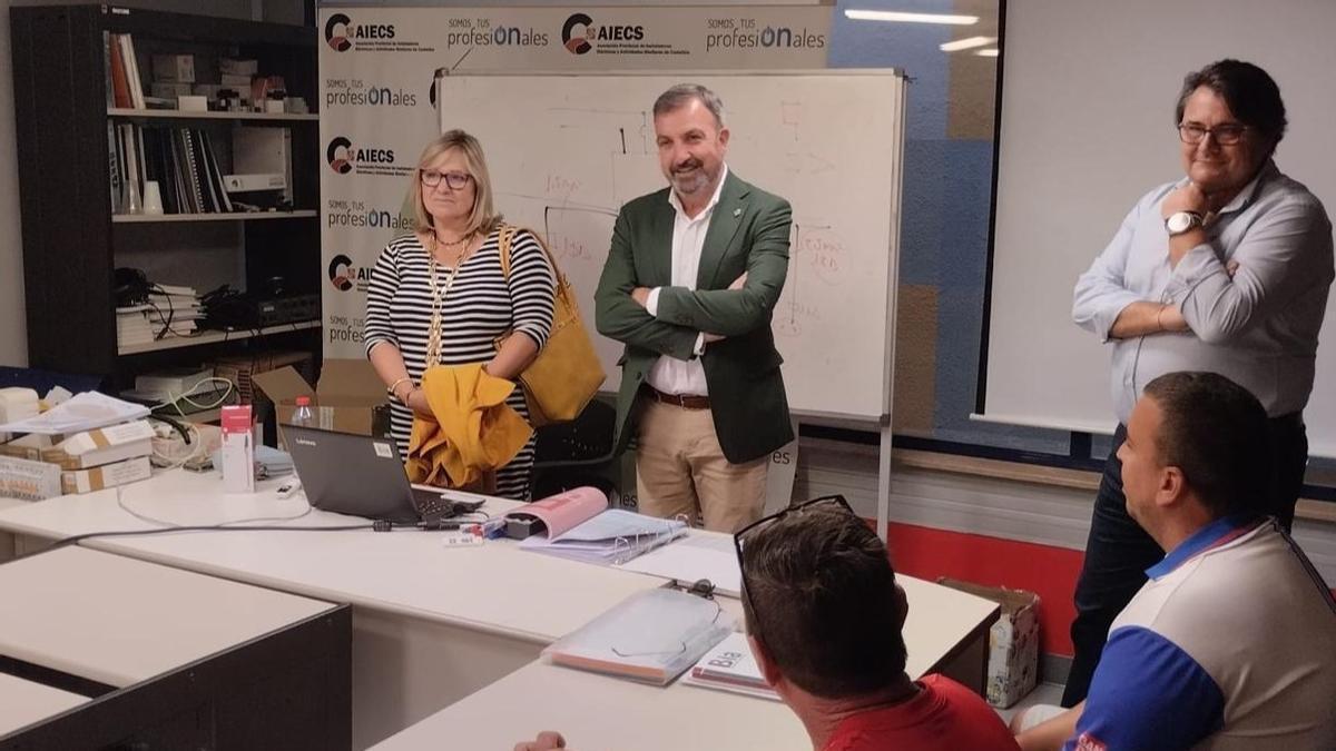 El concejal de Empleo, Juan Carlos Redondo, en una visita al programa de Formación a la Carta del Pacto Local por el Empleo