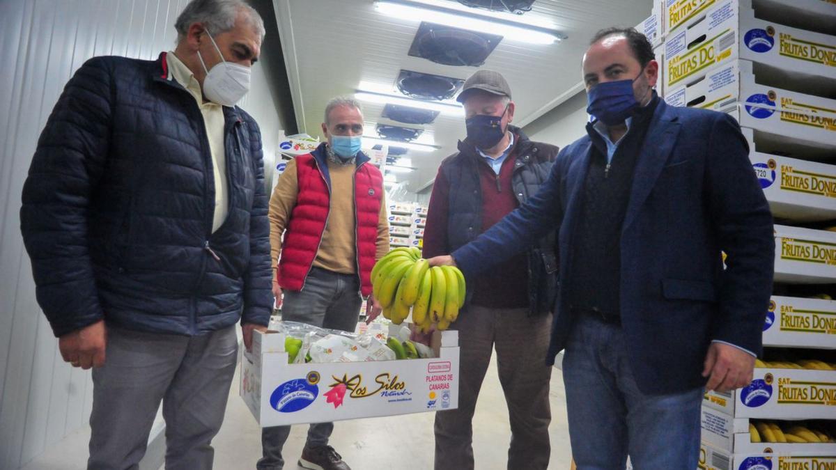 El Arosa recogió ayer los plátanos en la nave que TC Fruits posee en el polígono de Barro.