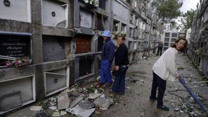 Los feligreses se encontraron ayer con la desolación en medio centenar de panteones destrozados por el impacto de un rayo.  // Brais Lorenzo