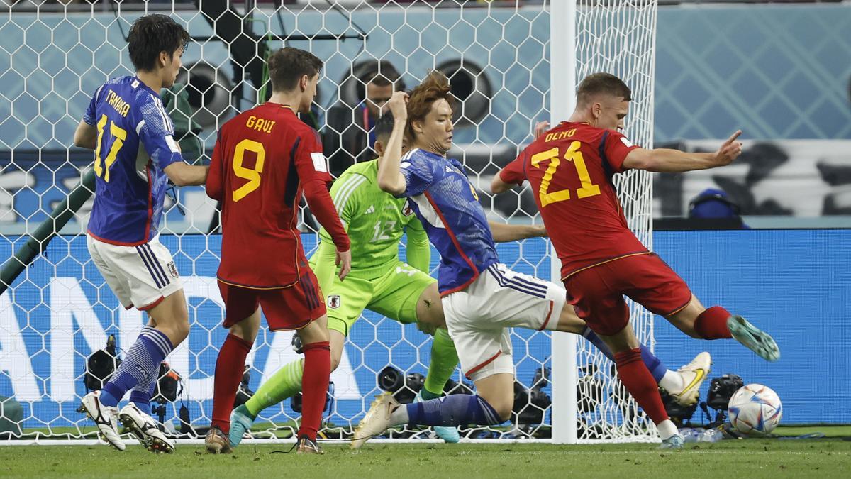 Dani Olmo dispara a la portería de Japón.