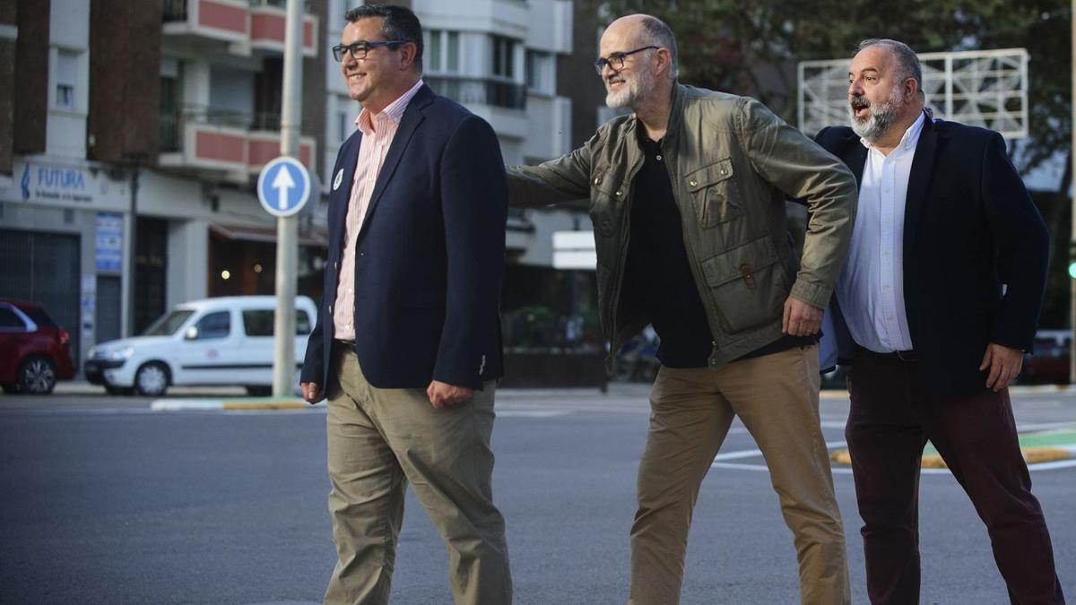 Andrés Torres (i), José Manuel Puebla (c)y Pedro Sabiote, en el Paseo Alfonso XIIIde Cartagena, esta semana.  IVÁN URQUÍZAR