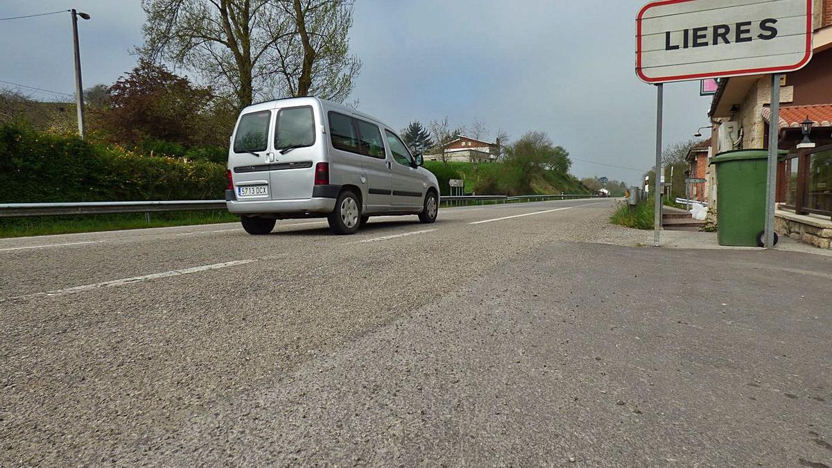 La carretera N-634 a su paso por Lieres. | LNE