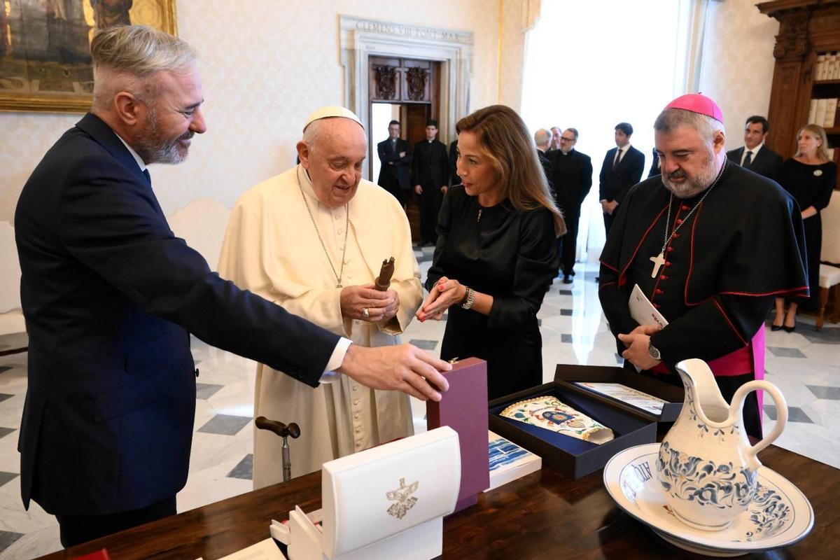 Jorge Azcón, Natalia Chueca y Carlos Escribano entregando los regalos al Papa Francisco