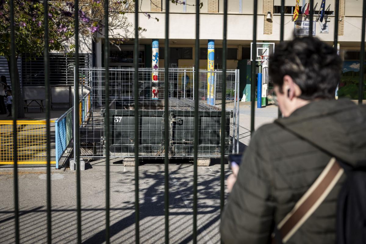 Instalación de una valla entre los patios del Alierta y el Azúa.