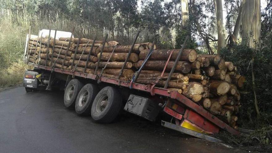 El accidente de un camión obliga a cortar el tráfico en el vial a Trubia