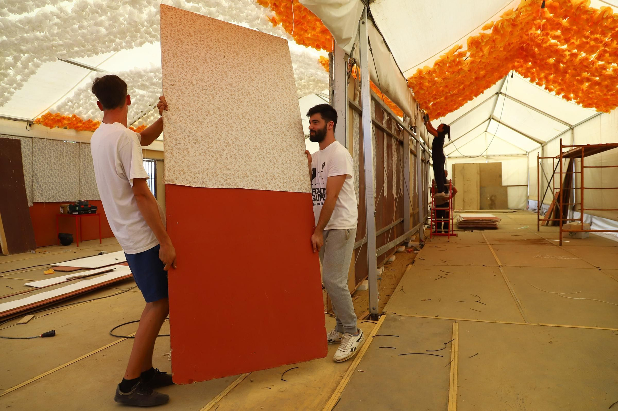 El montaje de las casetas de Feria en imágenes