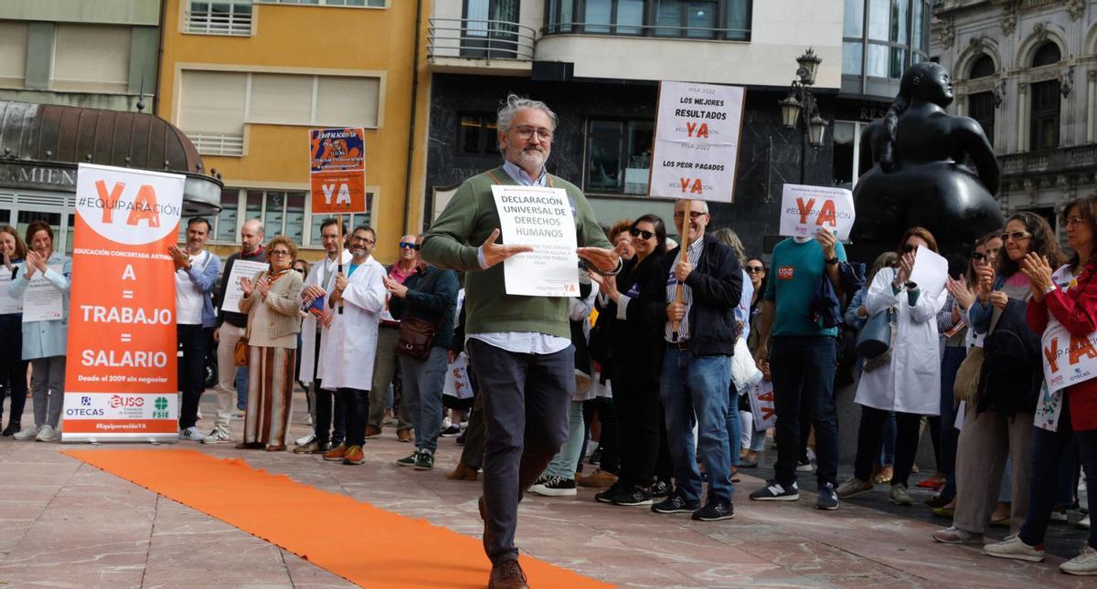 Un docente desfila por la pasarela de la concentración de la enseñanza concertada asturiana, en Oviedo. | Fernando Rodríguez