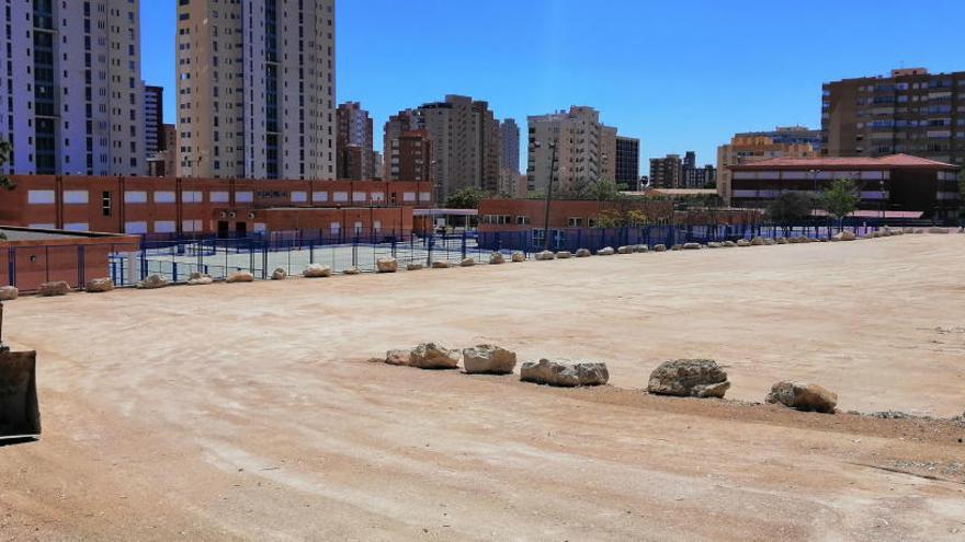 Trabajos de acondicionamiento de este parking, que tendrá accesos directos a los dos colegios y la escuela infantil.