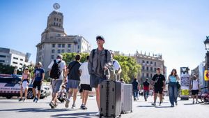 Turistas con maletas por el centro de Barcelona.