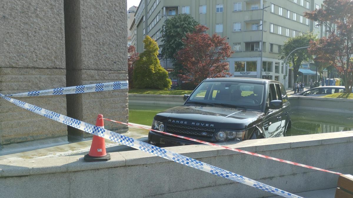 Un coche acaba en la fuente de Plaza América en Vigo tras sufrir el conductor una indisposición