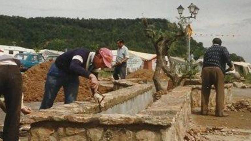 Treballs de construcció del càmping, amb els primers arbres que s&#039;hi van plantar