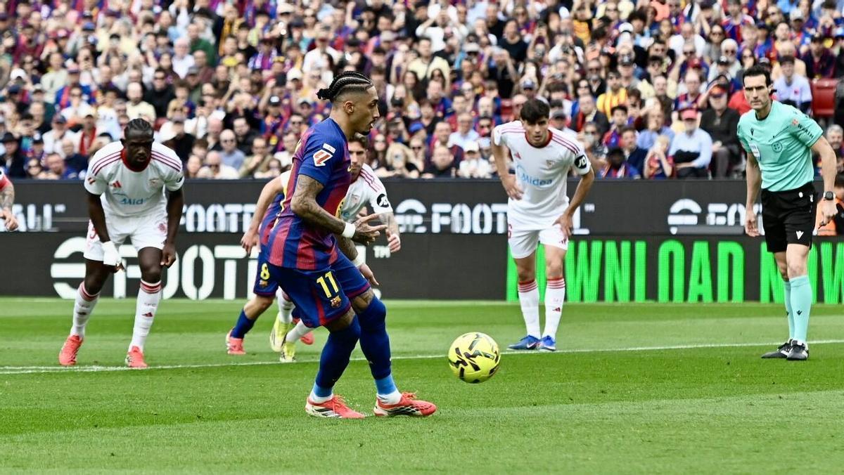 Raphinha marca su primer gol, de penalti, al Sevilla en el Camp Nou.