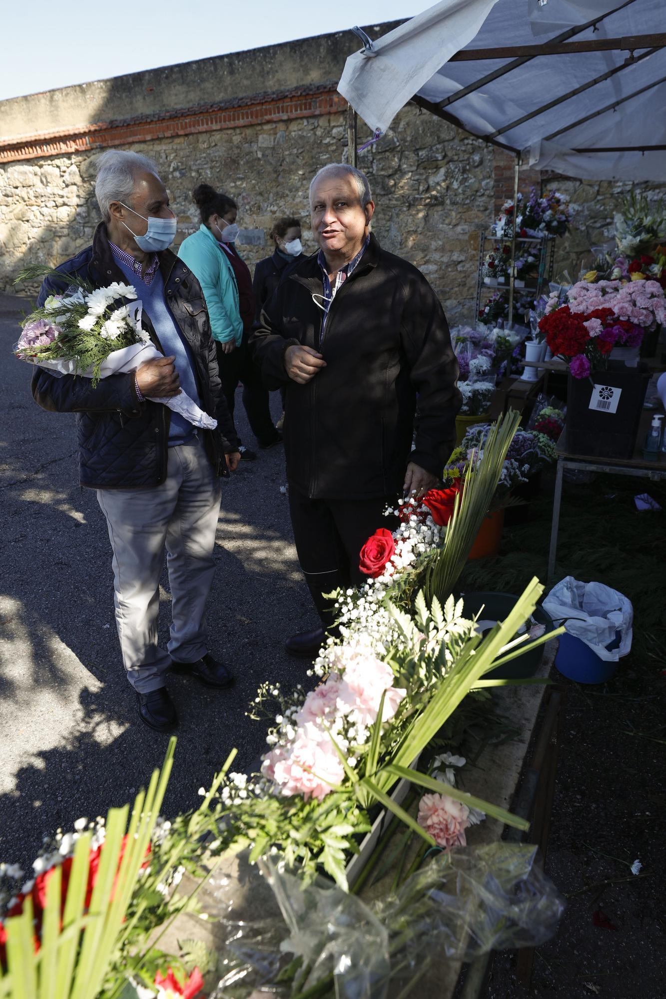 Así se ha celebrado el Día de los difuntos en los cementerios asturianos