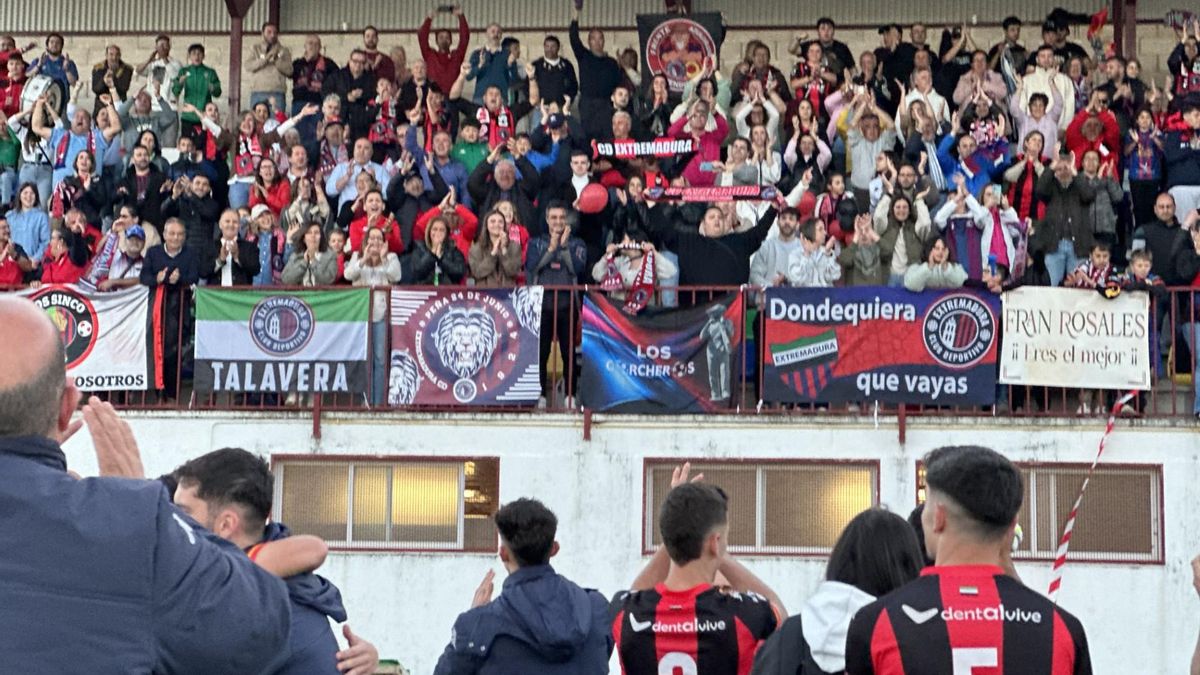 Afición del CD Extremadura agradeciendo el esfuerzo a sus jugadores tras el partido en Malpartida de Plasencia.