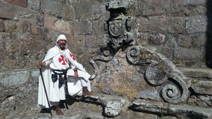 El templario y esgrimista João Maia, en el castillo de la ciudad portuguesa de Santa Maria da Feira.