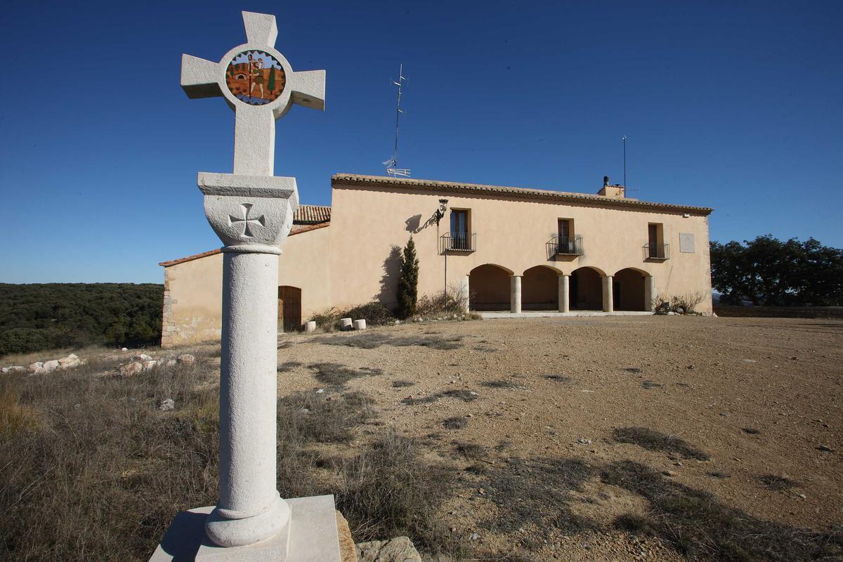 Exterior de la ermita de Sant Cristòfol de la Saranyana donde proyectan un centro de rehabilitación tras su reforma.