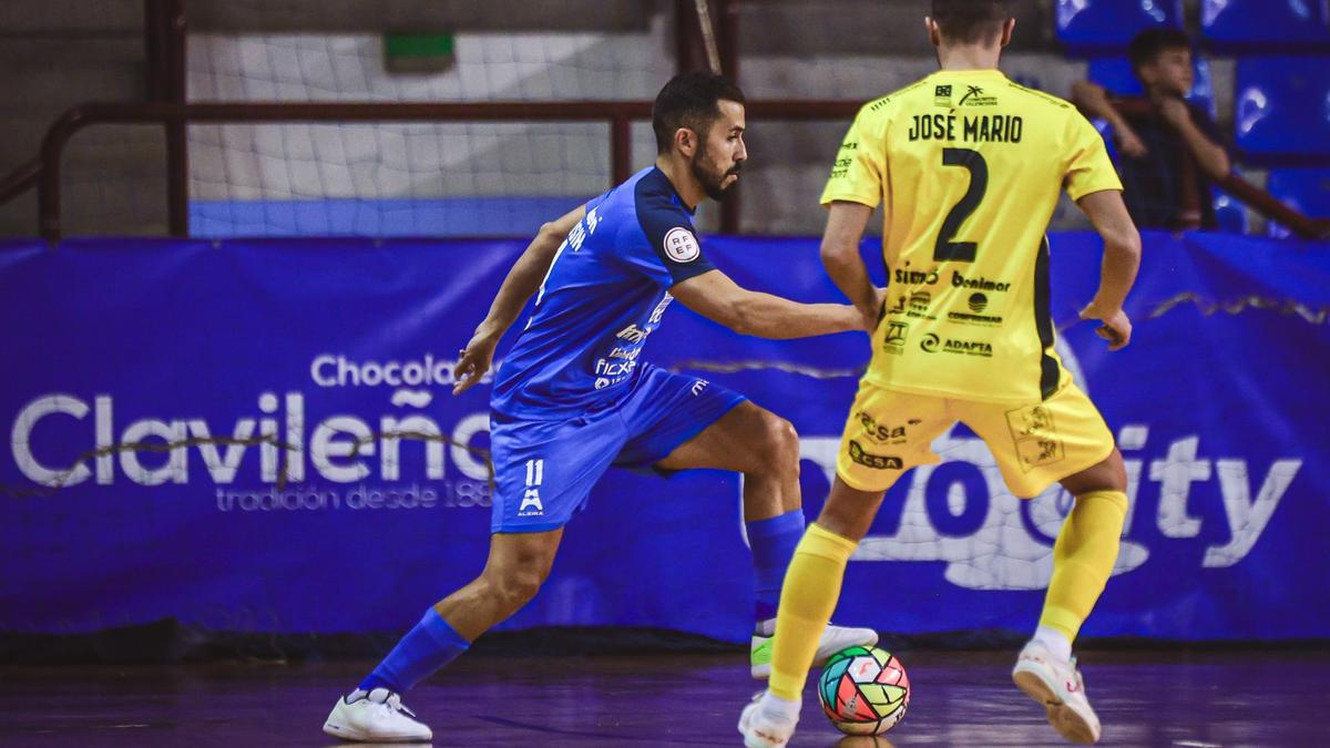 Rafa Usín frente a José Mario en el partido de liga ante el Peñíscola.