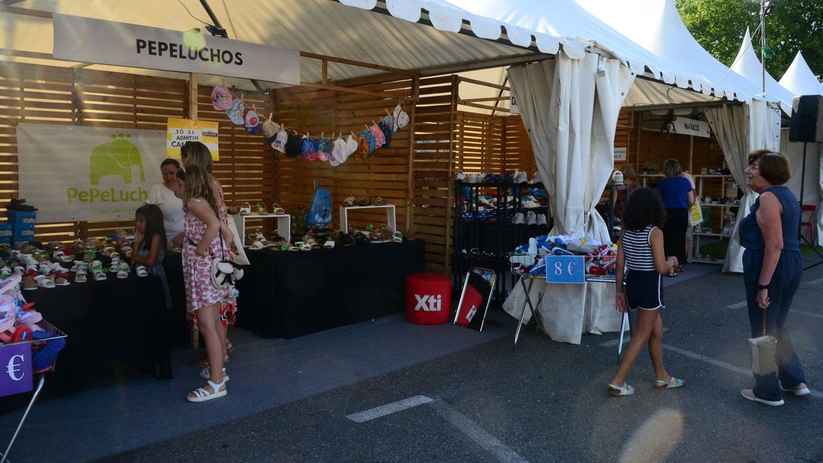 La quinta edición de la feria Bueu Non Stock cuenta con 15 comercios, con puestos en la explanada del aparcamiento de As Lagoas y que estarán abiertos hasta mañana.