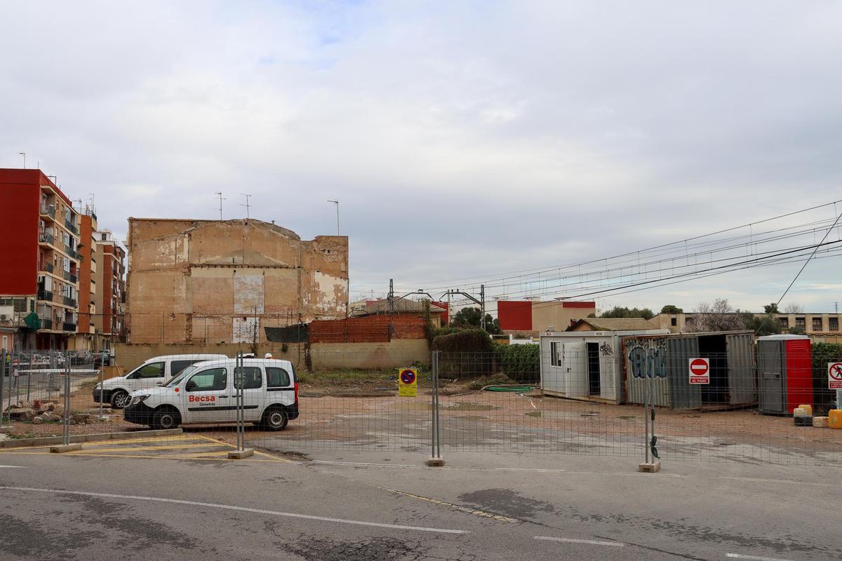 La zona en obras para habilitar las plazas de aparcamiento