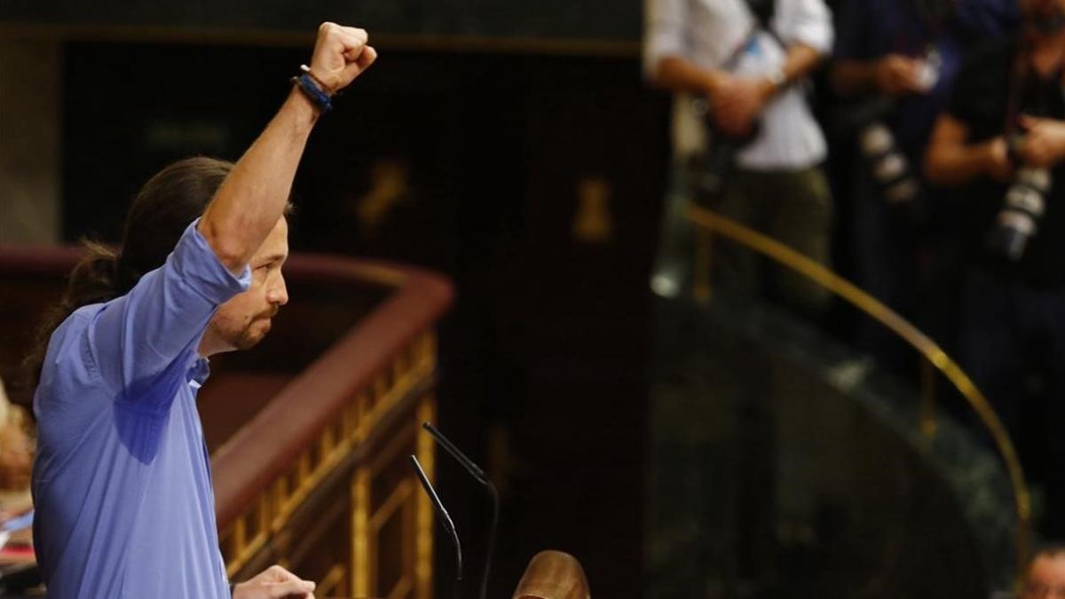 Pablo Iglesias alza el puño durante su intevención en el debate de investidura de Mariano Rajoy.