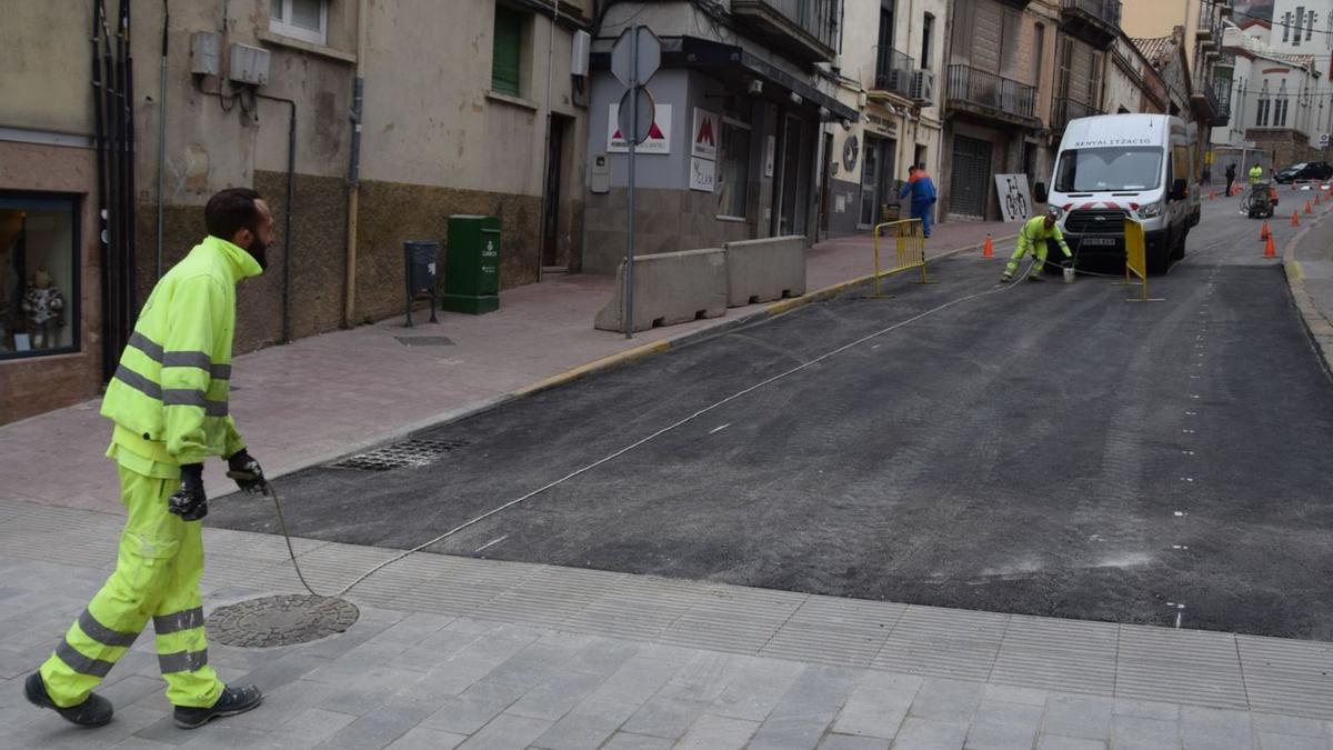 Les marques blanques del nou carril bici, a la dreta de la imatge | GUILLEM CAMPS