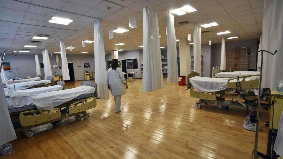 Personal sanitario del Reina Sofía, durante el acondicionamiento del gimnasio para atender a pacientes.