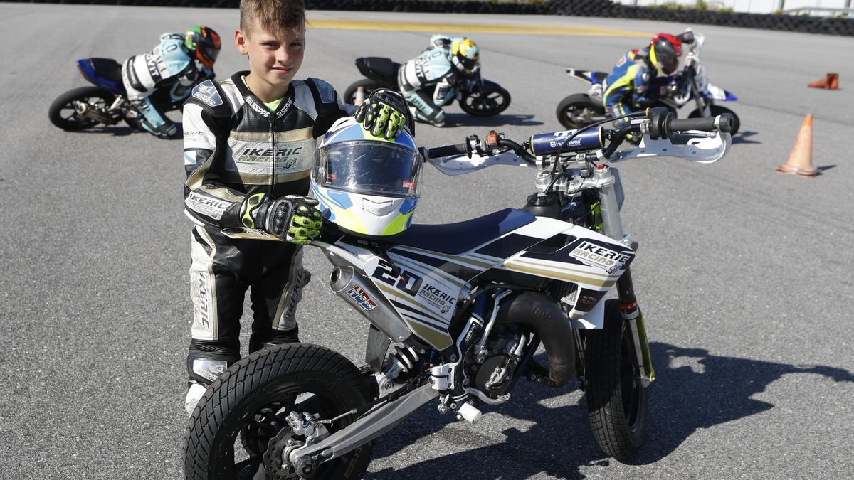 El jovencísimo Iker Rodríguez, ayer, en el circuito de karts de Porriño