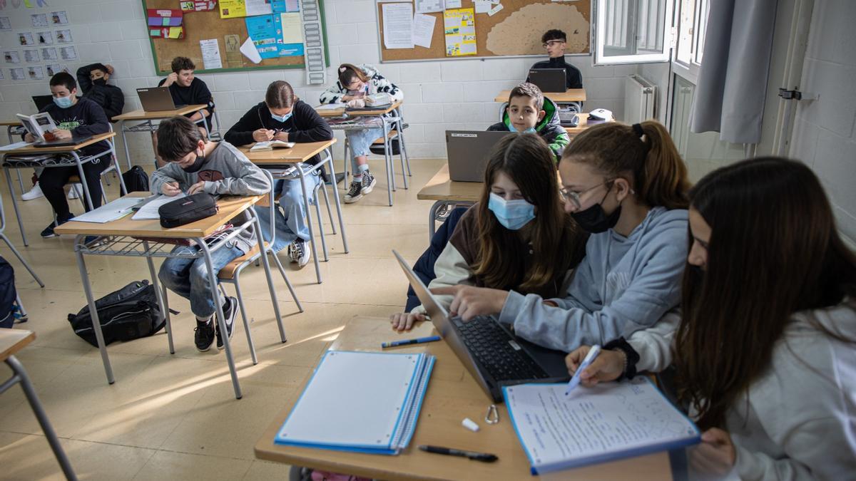 Alumnos de ESO del instituto Valerià Pujol, prácticamente todos con mascarilla, este martes, cuando ya no era obligatoria.