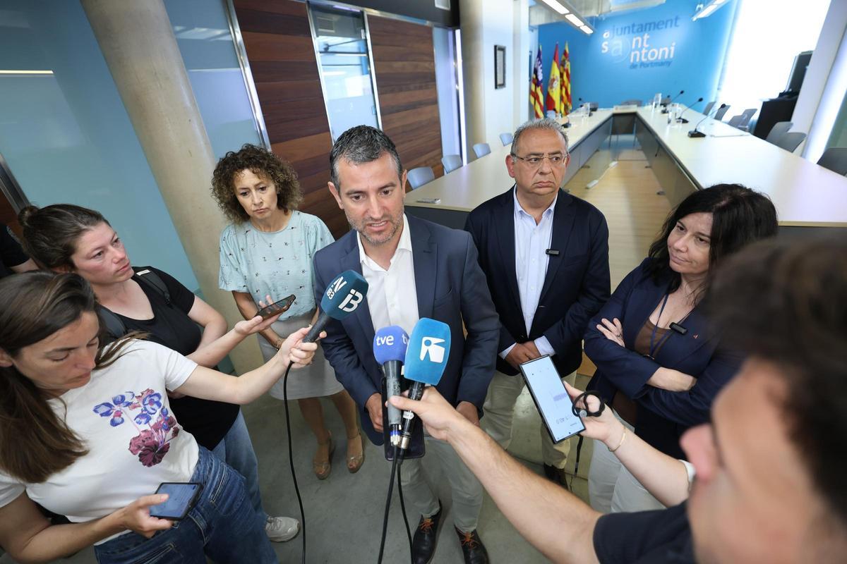 El alcalde de Sant Antoni, Marcos Serra, atiende a los medios de comunicación