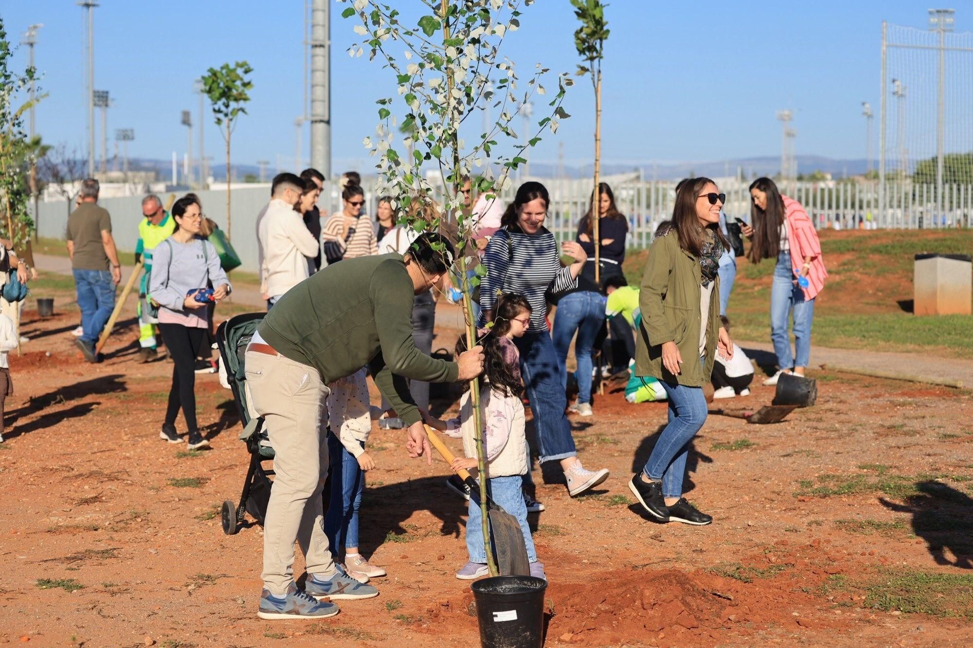  Éxito de la plantación de árboles por parte de personal y familias de Pamesa Grupo Empresarial en la Ciutat Esportiva Municipal de Vila-real que ha tenido lugar en la mañana. de este sábado La acción, que forma parte de la Responsabilidad Social Corporativa del grupo, está incluida en la programación del 20.º Mes de la Sostenibilidad de la Concejalía de Medio Ambiente.